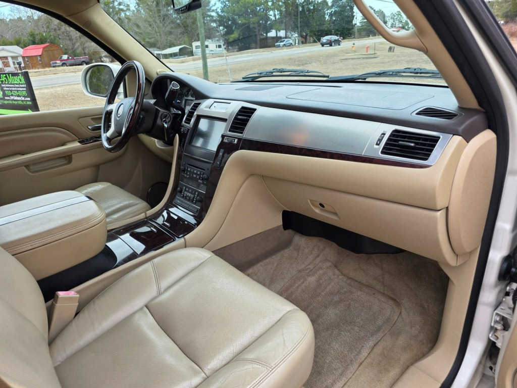 2011 Cadillac Escalade Image 38