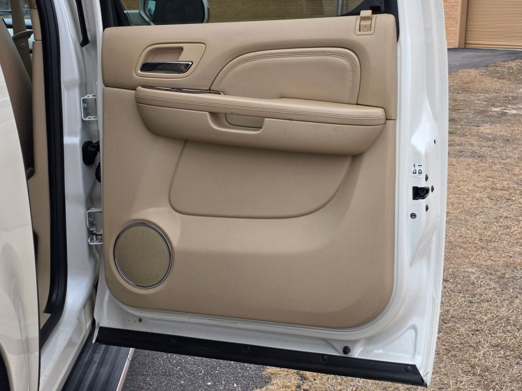 2011 Cadillac Escalade Image 43