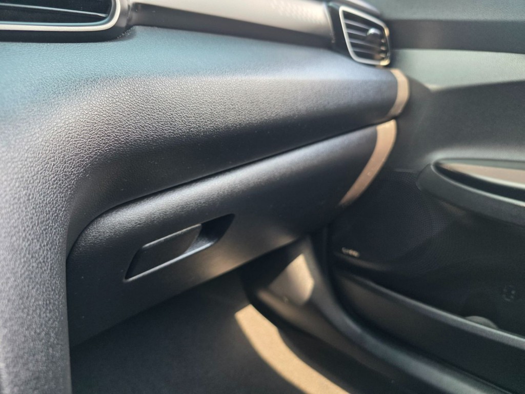 2019 Hyundai Veloster Image 24