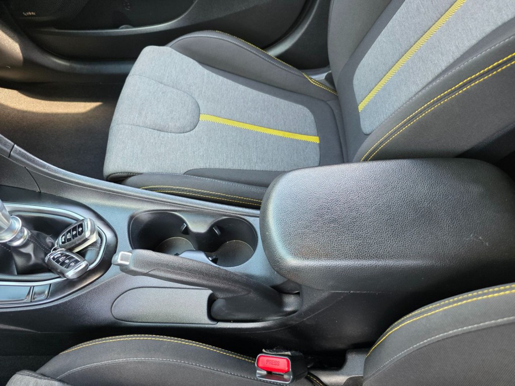 2019 Hyundai Veloster Image 26