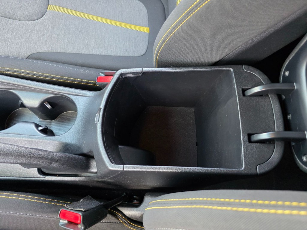 2019 Hyundai Veloster Image 27