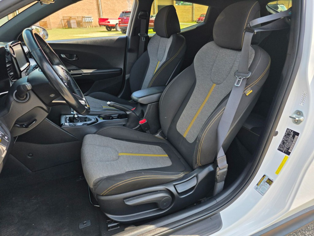 2019 Hyundai Veloster Image 28