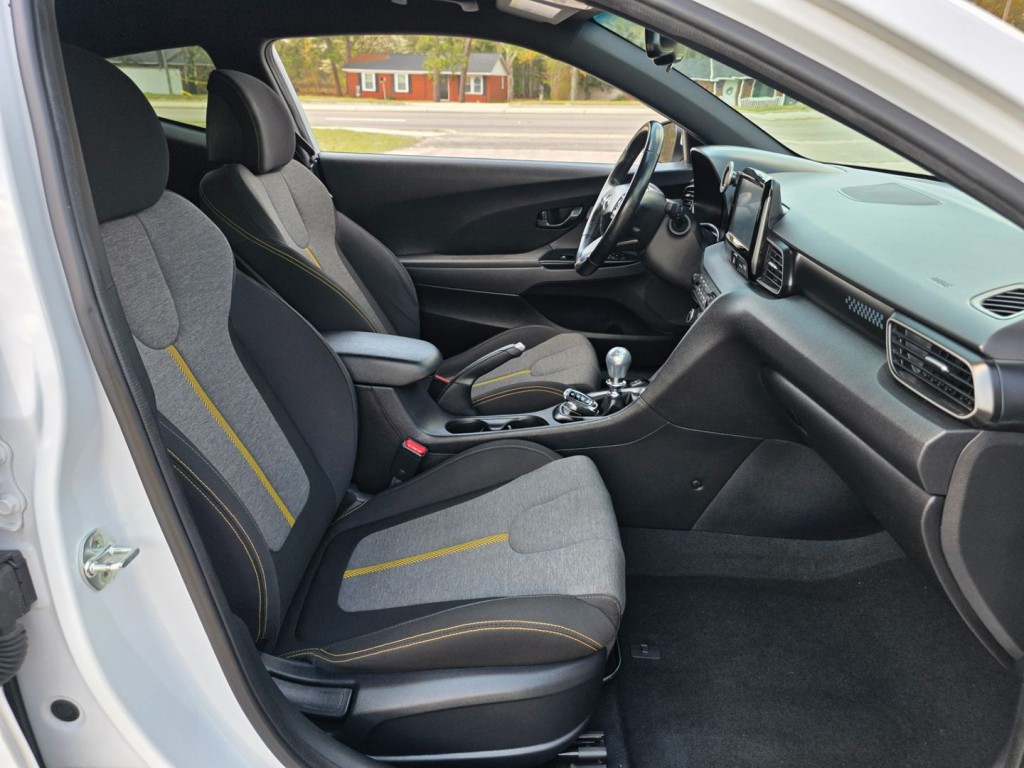 2019 Hyundai Veloster Image 32