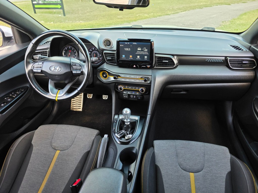 2019 Hyundai Veloster Image 34