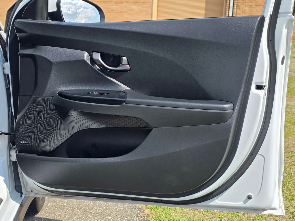 2019 Hyundai Veloster Image 36