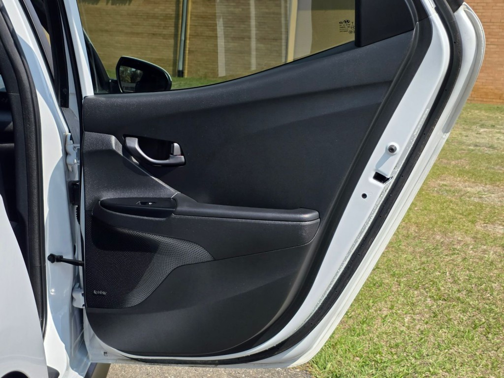 2019 Hyundai Veloster Image 37