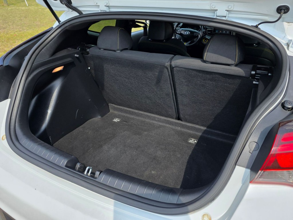 2019 Hyundai Veloster Image 45