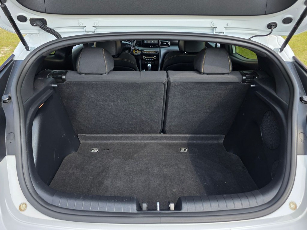 2019 Hyundai Veloster Image 46