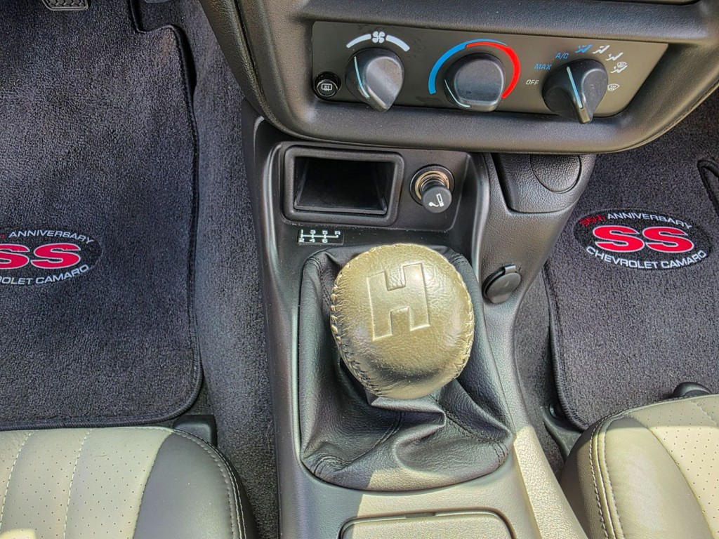 2002 Chevrolet Camaro Image 22