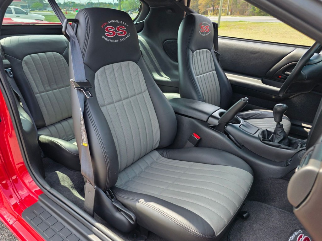 2002 Chevrolet Camaro Image 28