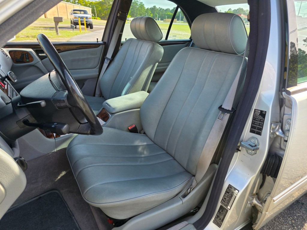 1998 Mercedes-Benz E-Class Image 14