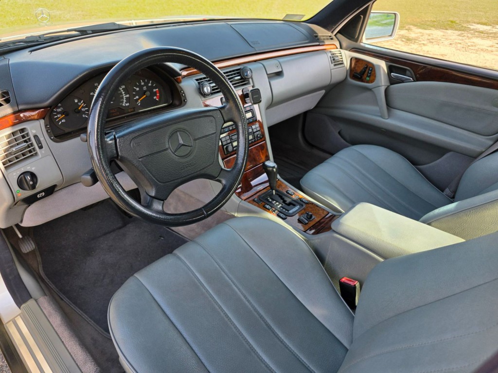 1998 Mercedes-Benz E-Class Image 16