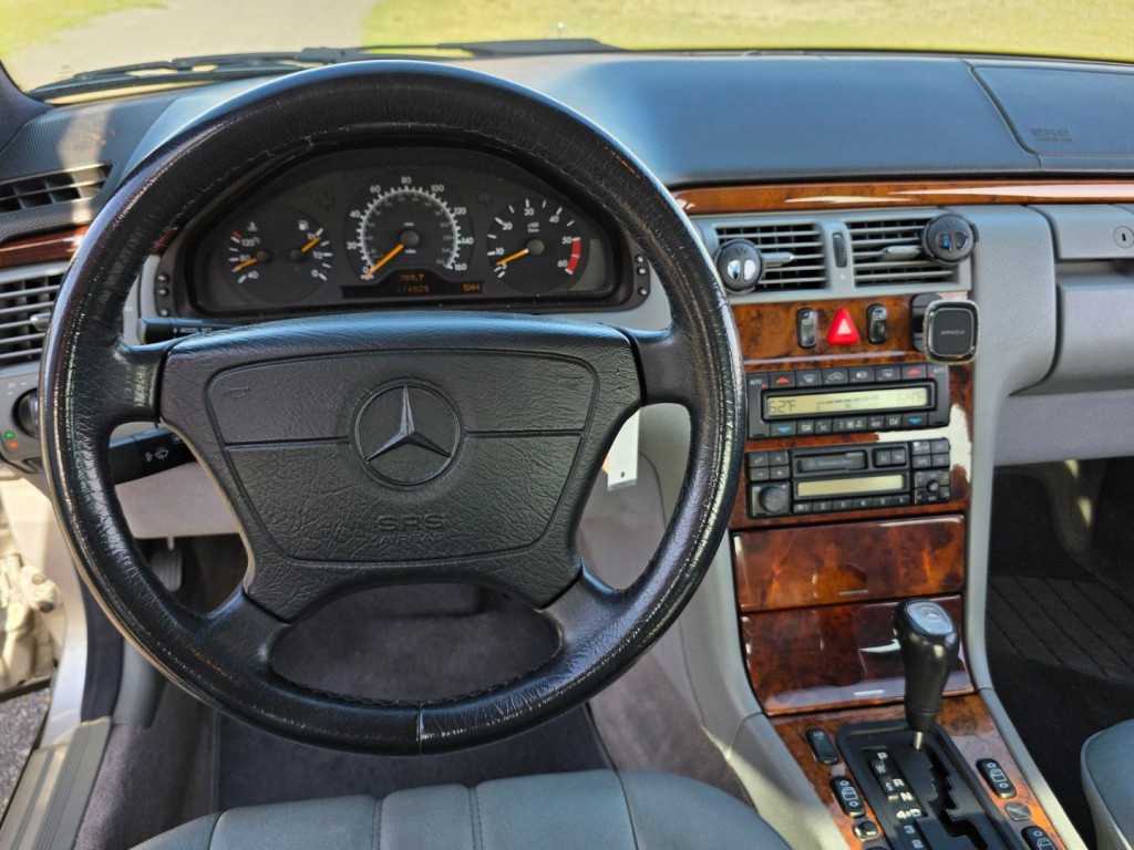 1998 Mercedes-Benz E-Class Image 17
