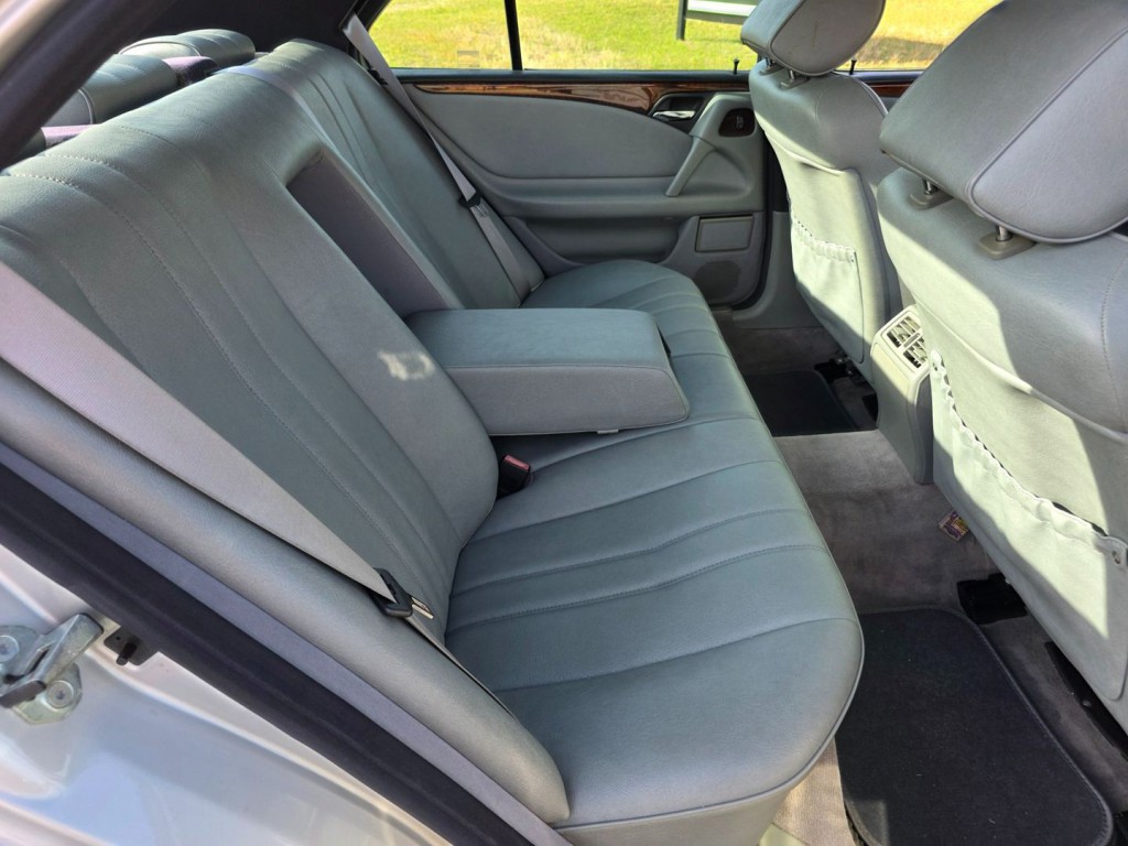 1998 Mercedes-Benz E-Class Image 28