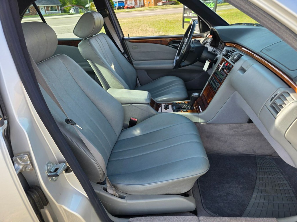 1998 Mercedes-Benz E-Class Image 30