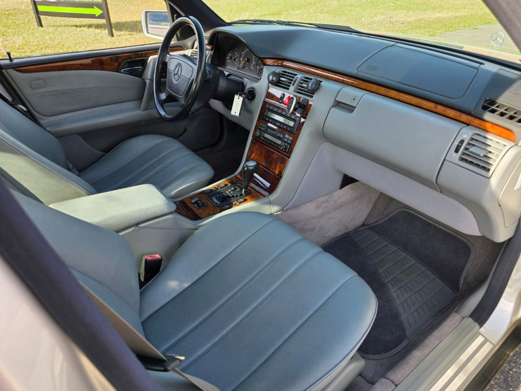 1998 Mercedes-Benz E-Class Image 31