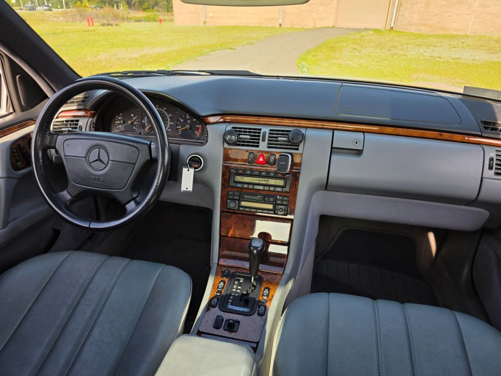 1998 Mercedes-Benz E-Class Image 32