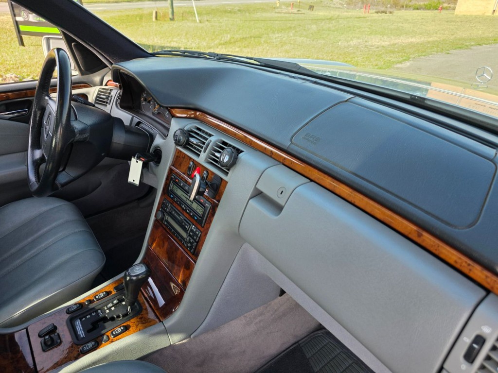 1998 Mercedes-Benz E-Class Image 33