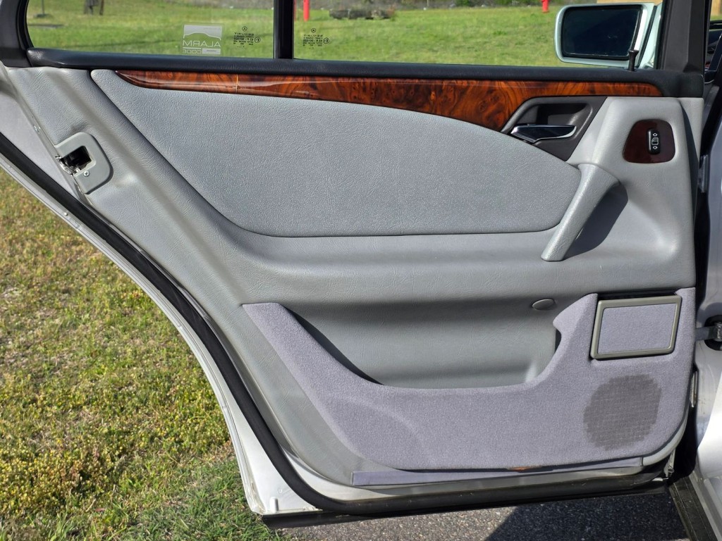 1998 Mercedes-Benz E-Class Image 39