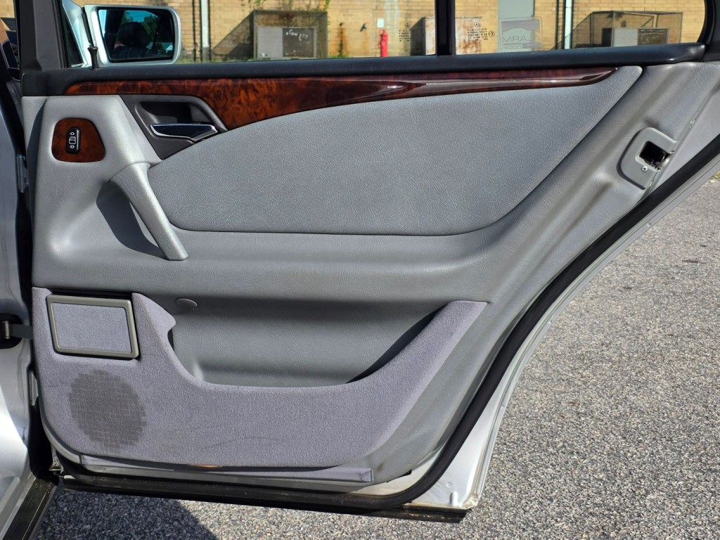 1998 Mercedes-Benz E-Class Image 40