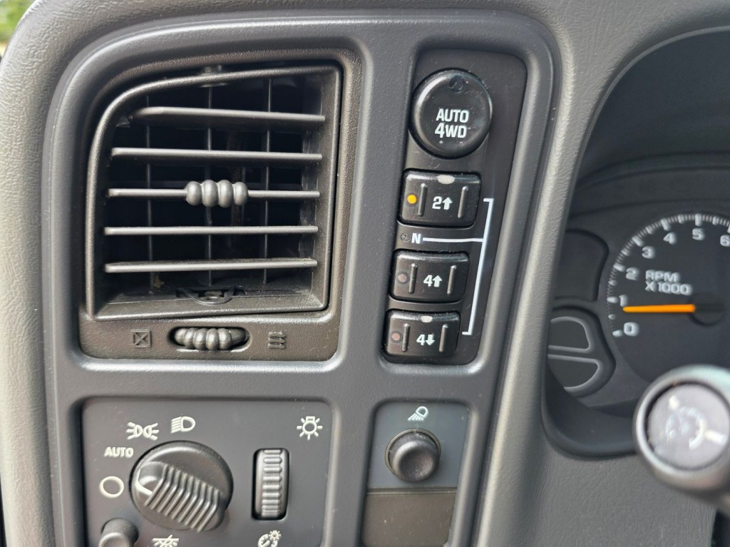 2004 Chevrolet Silverado 1500 Image 18