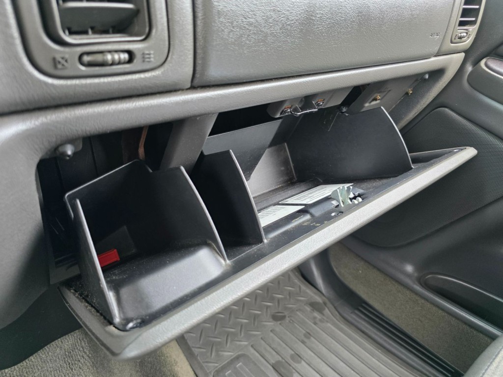 2004 Chevrolet Silverado 1500 Image 24
