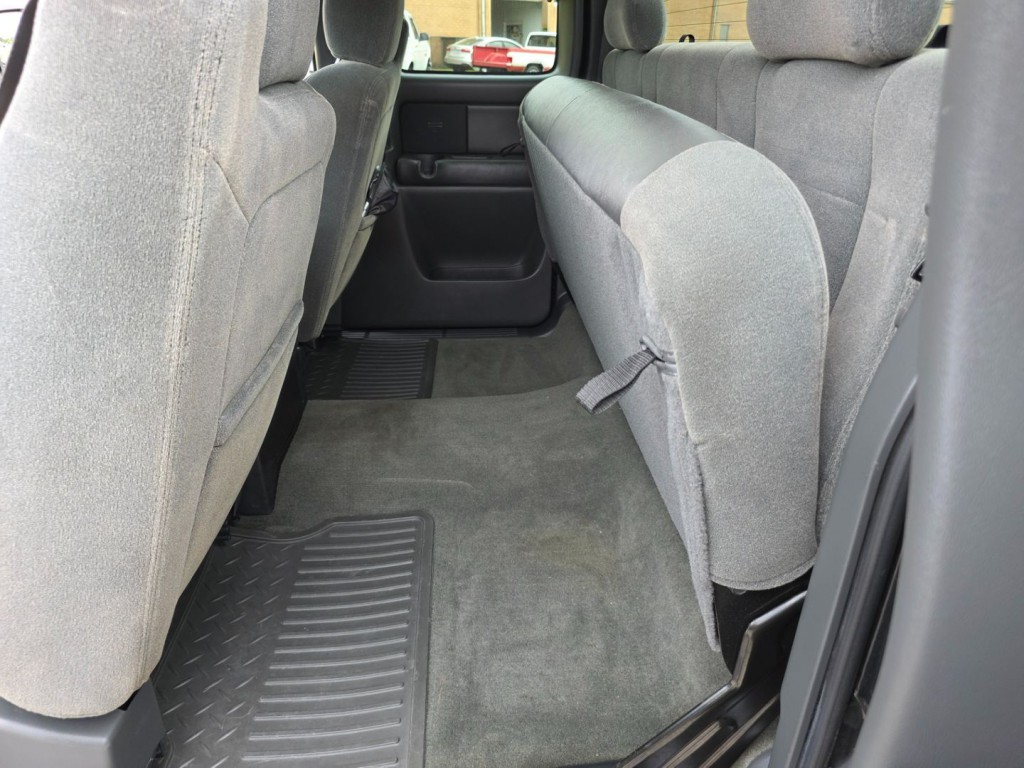 2004 Chevrolet Silverado 1500 Image 32