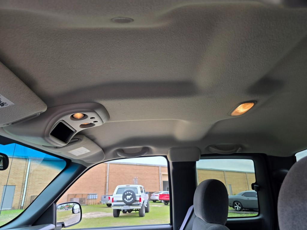 2004 Chevrolet Silverado 1500 Image 40
