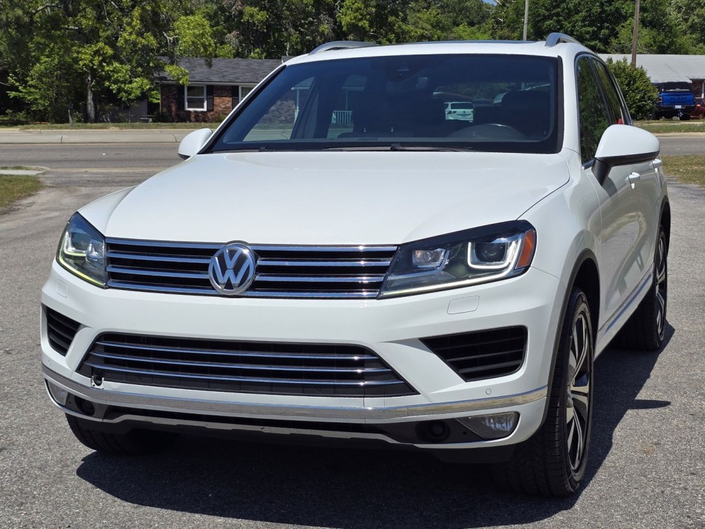 2017 Volkswagen Touareg Image 2