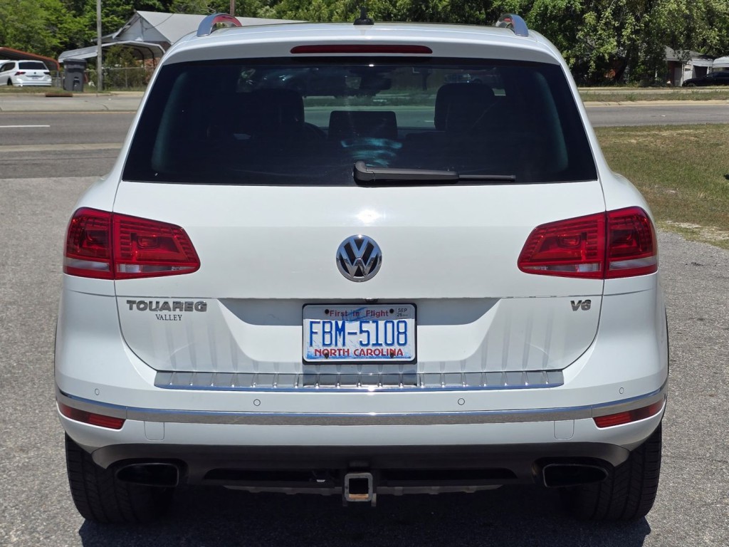 2017 Volkswagen Touareg Image 8