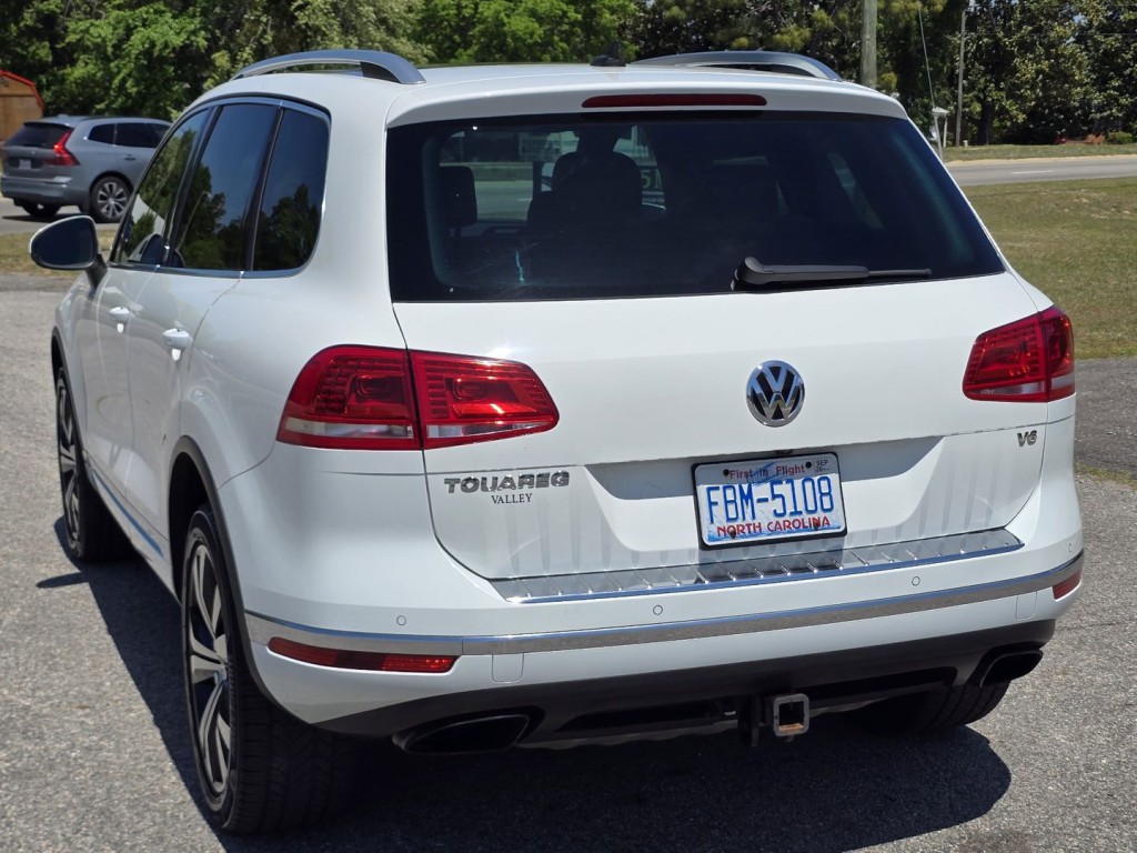 2017 Volkswagen Touareg Image 9