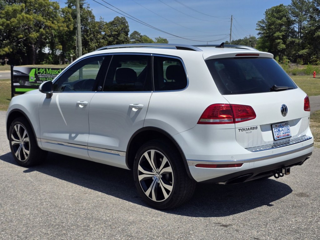 2017 Volkswagen Touareg Image 10