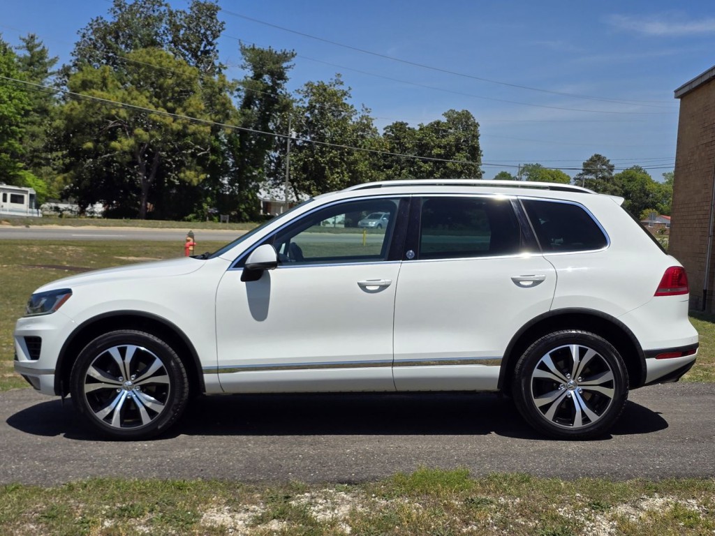 2017 Volkswagen Touareg Image 11