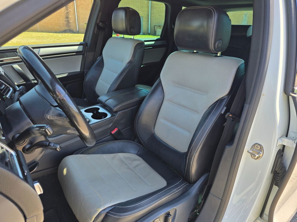 2017 Volkswagen Touareg Image 13