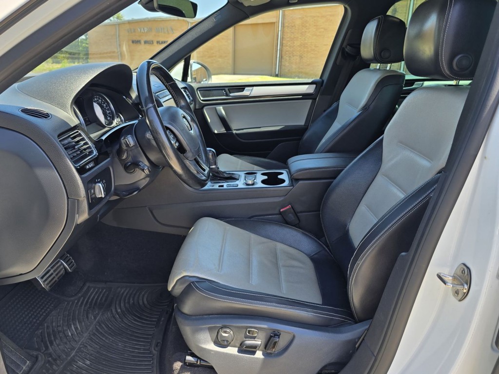 2017 Volkswagen Touareg Image 14