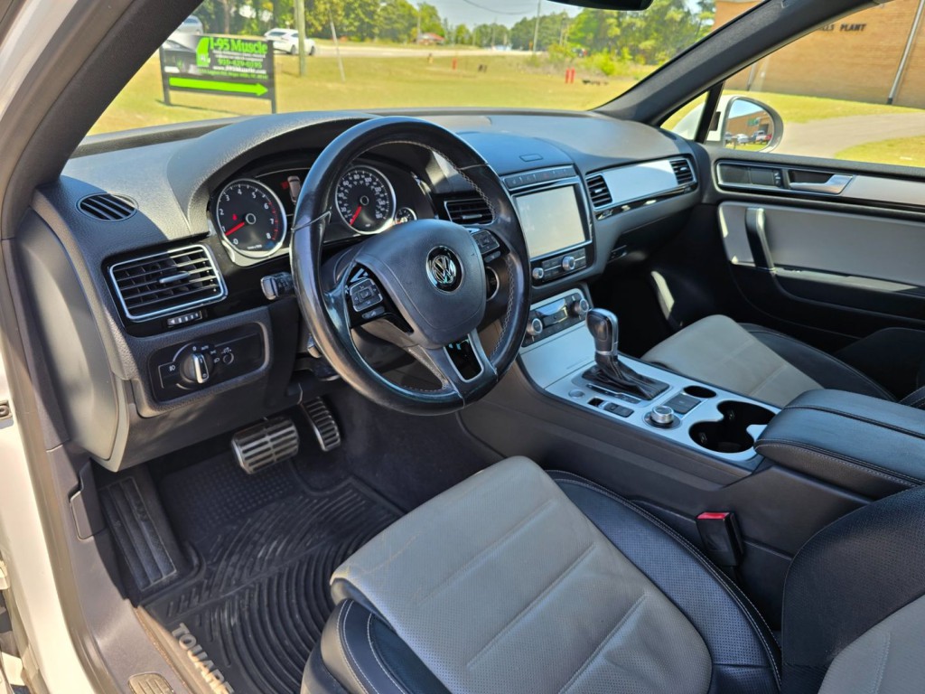 2017 Volkswagen Touareg Image 15