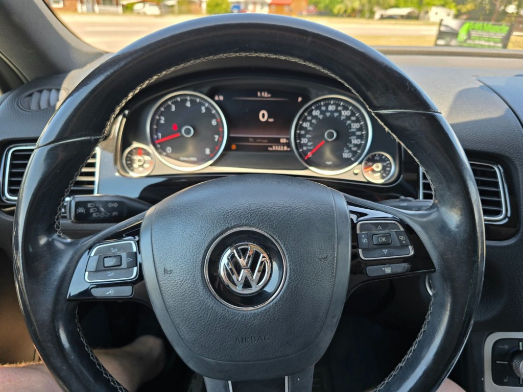 2017 Volkswagen Touareg Image 16