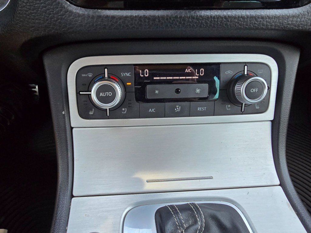 2017 Volkswagen Touareg Image 28