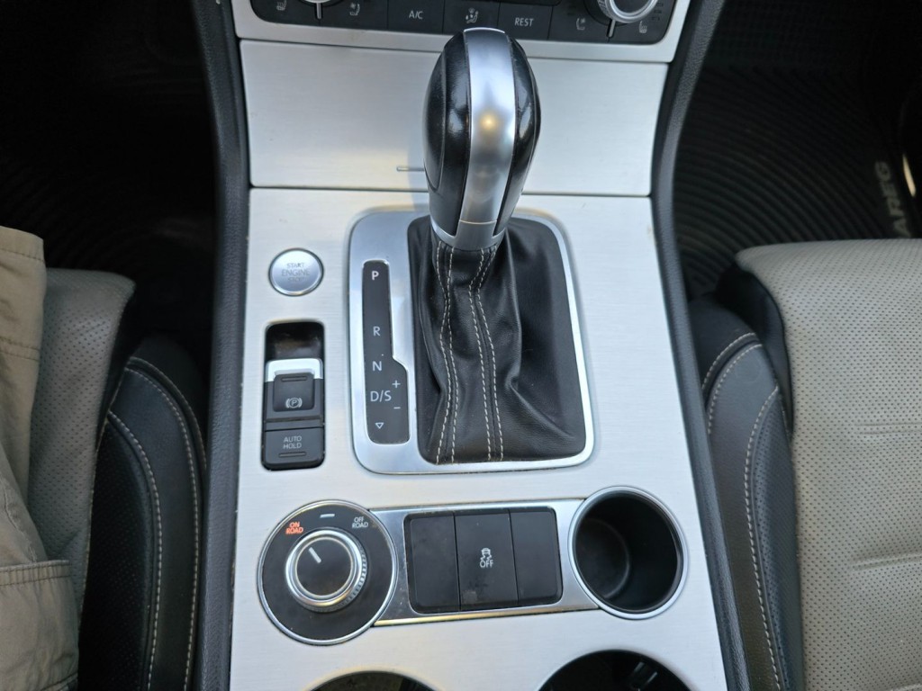 2017 Volkswagen Touareg Image 30