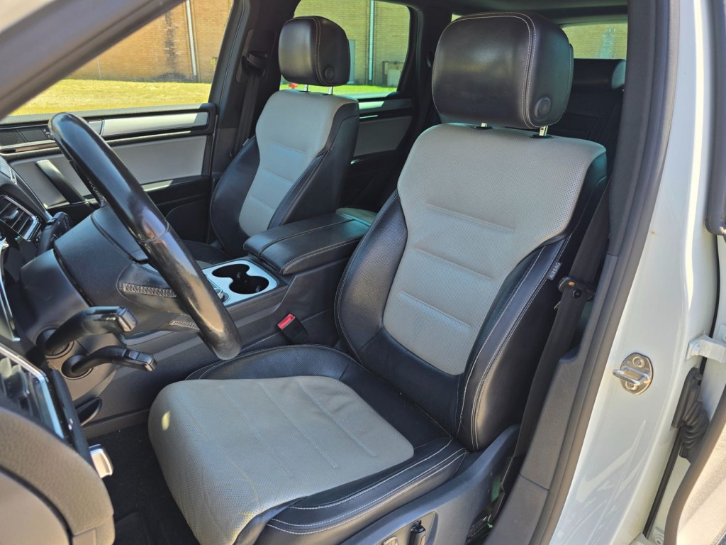 2017 Volkswagen Touareg Image 33
