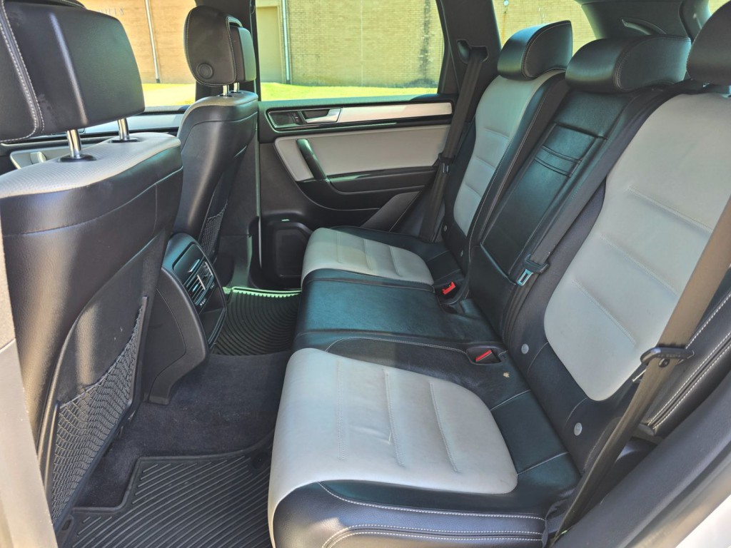2017 Volkswagen Touareg Image 34