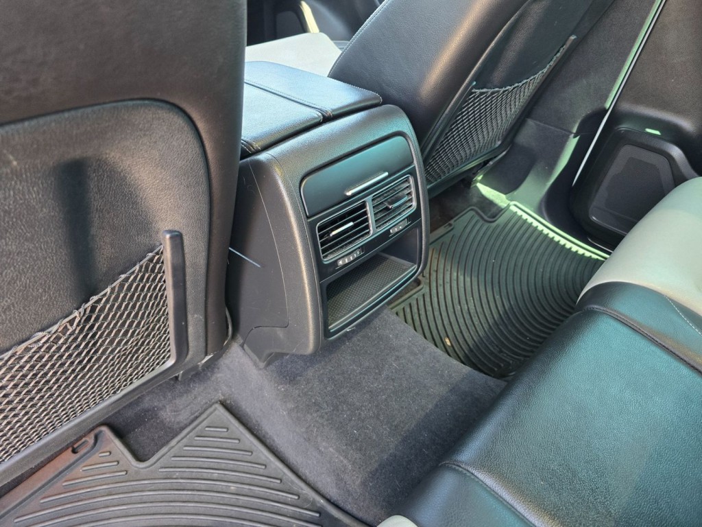 2017 Volkswagen Touareg Image 36