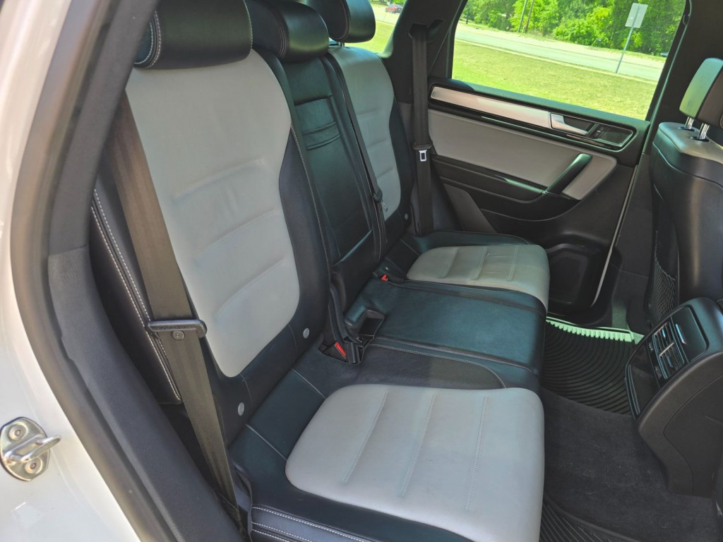 2017 Volkswagen Touareg Image 37