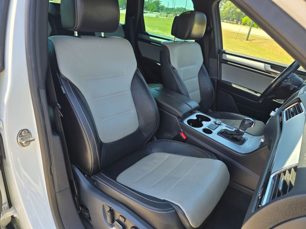 2017 Volkswagen Touareg Image 38
