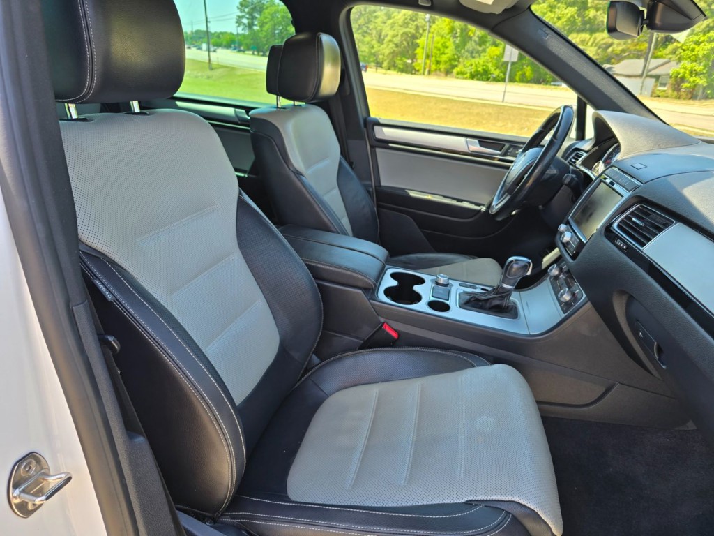 2017 Volkswagen Touareg Image 39