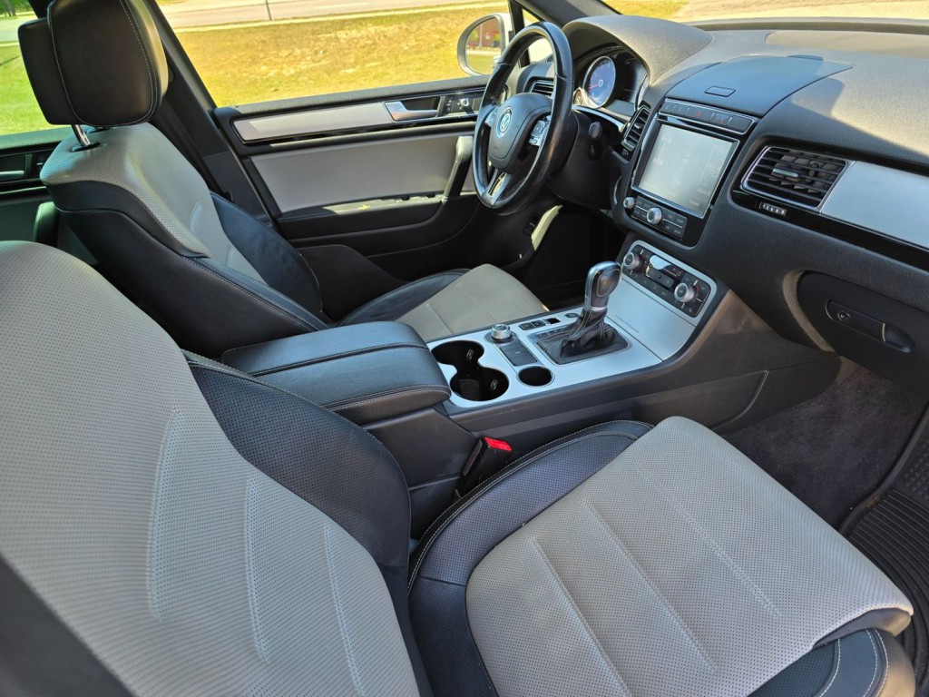 2017 Volkswagen Touareg Image 40