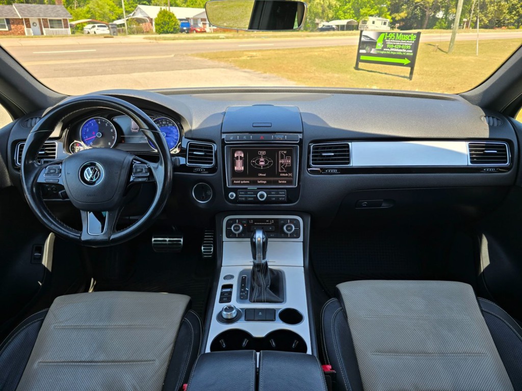 2017 Volkswagen Touareg Image 41