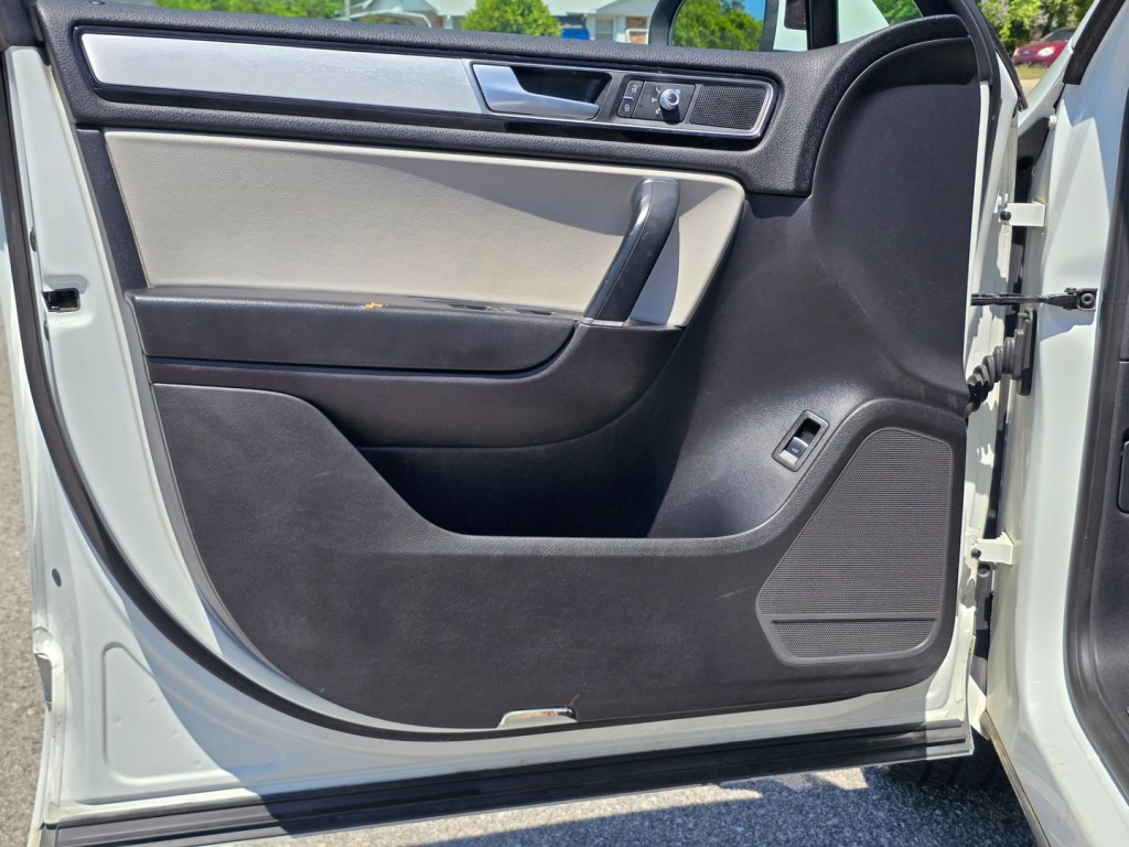 2017 Volkswagen Touareg Image 45