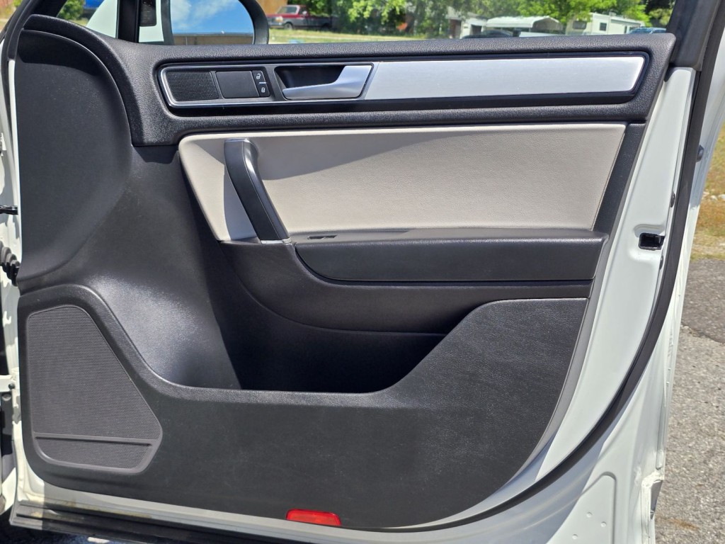 2017 Volkswagen Touareg Image 46