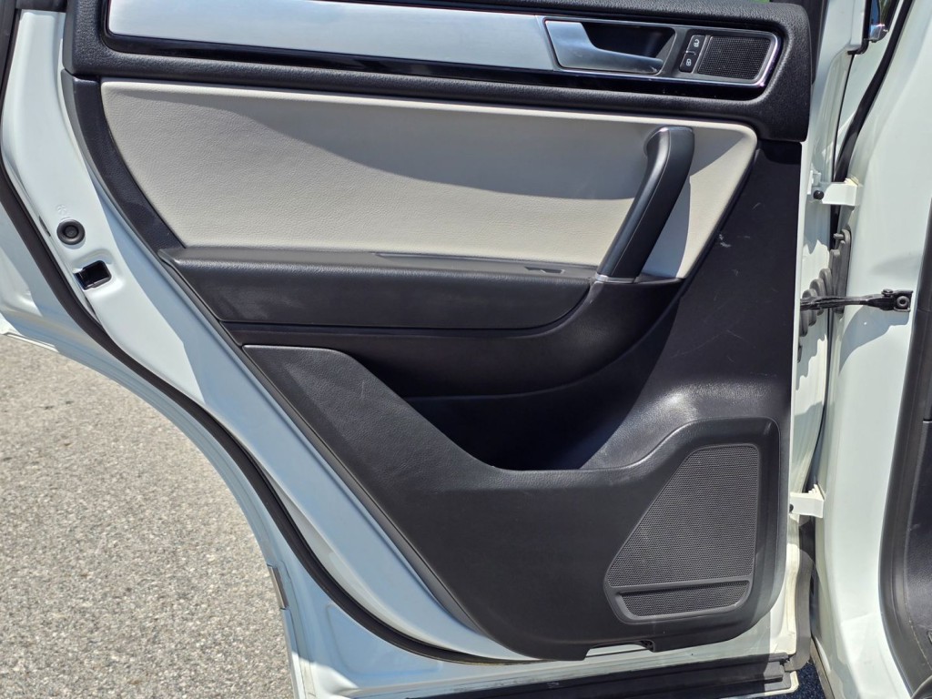 2017 Volkswagen Touareg Image 47